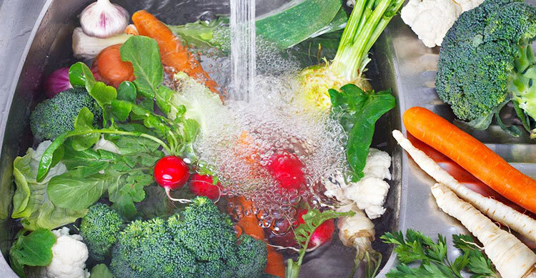 সবজি কাটার পর পানিতে ভিজিয়ে রাখলে যেসব ক্ষতি হয়