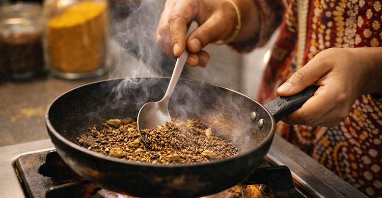 মসলা ভাজতে গিয়ে পুড়ে যায়? কাজে লাগান এ সব কৌশল