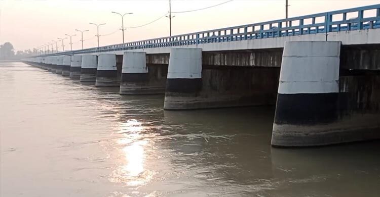 উজানে ভারী বৃষ্টি, বিপৎসীমা ছুঁইছুঁই তিস্তার পানি