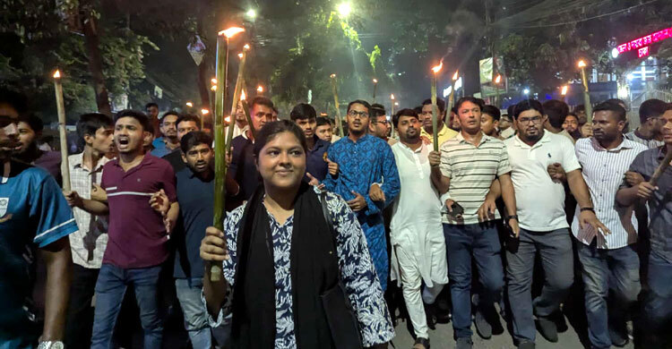 তিস্তা মহাপরিকল্পনা বাস্তবায়নে জবি শিক্ষার্থীদের মশাল মিছিল