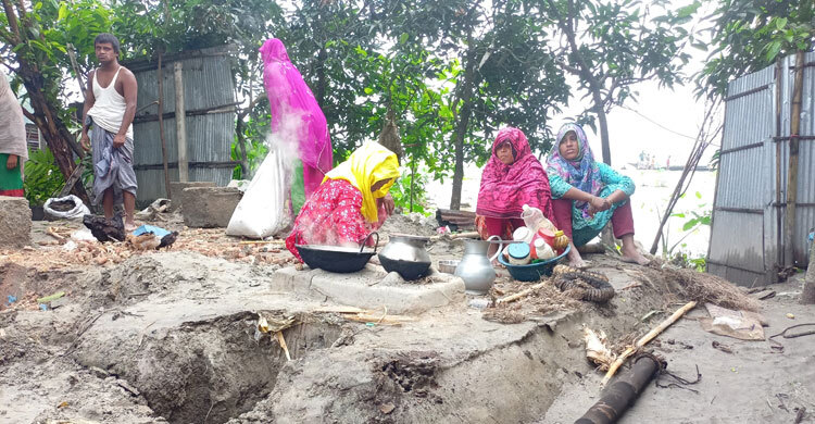 ‘সব ভেসে গেছে, আমরা এখন কোথায় যাবো’