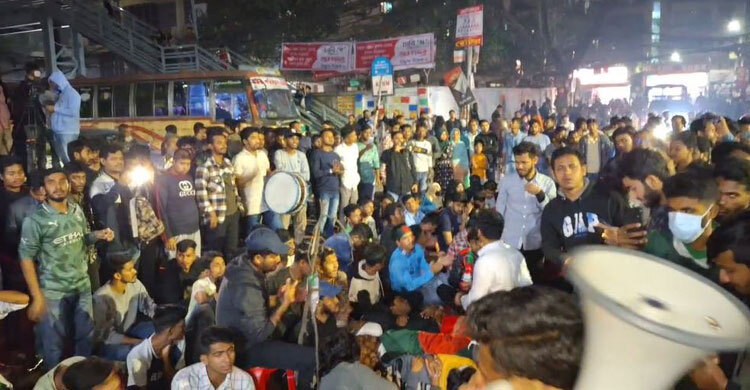 ৮ ঘণ্টায়ও রাস্তা ছাড়েননি তিতুমীরের শিক্ষার্থীরা, ভোগান্তি চরমে