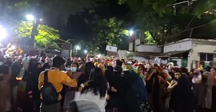 ছাত্ররাজনীতি নিষিদ্ধের দাবিতে তিতুমীর কলেজে ছাত্রীদের বিক্ষোভ