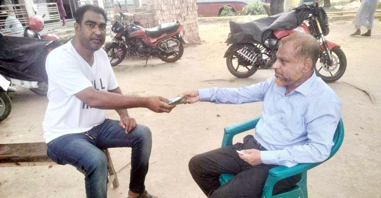 কুড়িয়ে পাওয়া লাখ টাকার মালিককে খুঁজে বেড়াচ্ছেন সরকারি কর্মকর্তা