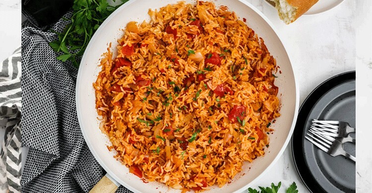 স্বাদে নতুনত্ব আনতে বাড়িতে বানান টমেটো রাইস