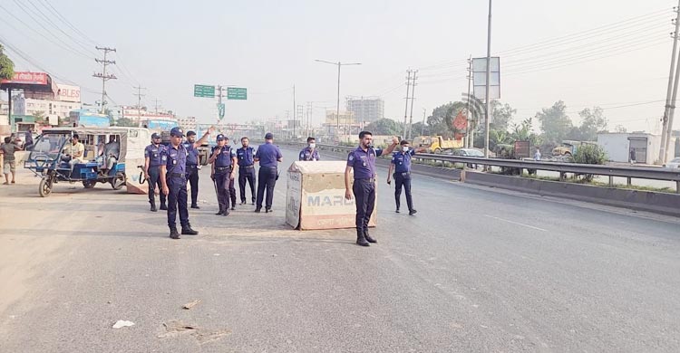 আওয়ামী লীগের ‘লকডাউন’ ঘিরে আমিনবাজারে পুলিশের চেকপোস্ট