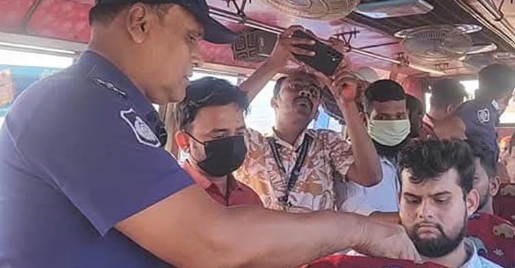 আওয়ামী লীগের ‘লকডাউন’ ঘিরে আমিনবাজারে পুলিশের চেকপোস্ট