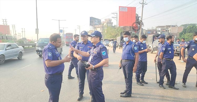 আওয়ামী লীগের ‘লকডাউন’ ঘিরে আমিনবাজারে পুলিশের চেকপোস্ট