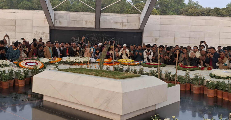 খালেদা জিয়ার সমাধিতে শ্রদ্ধা জানাতে মানুষের ঢল