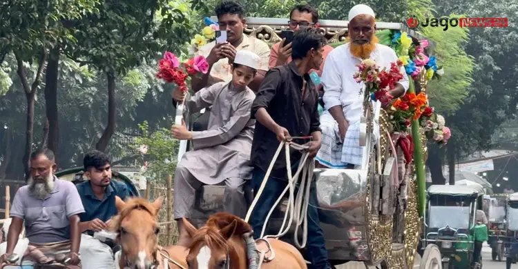 ঘোড়ার গাড়িতে চড়ে গন্তব্যে যাচ্ছেন যাত্রীরা, ছবি: জাগো নিউজ