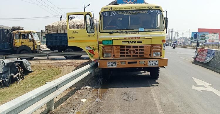 লবণবাহী ট্রাকে মহাসড়কের সর্বনাশ