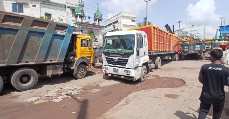 ভারী যান চলাচলে বেহাল মাঝিরঘাট সড়ক, ধুলা-কাদায় অতিষ্ঠ ব্যবসায়ীরা