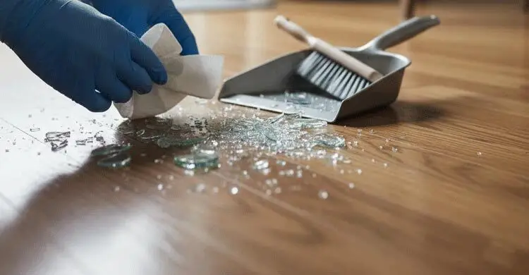 কাচের জিনিস ভেঙে গেলে মেঝে থেকে পরিষ্কার করবেন যেভাবে