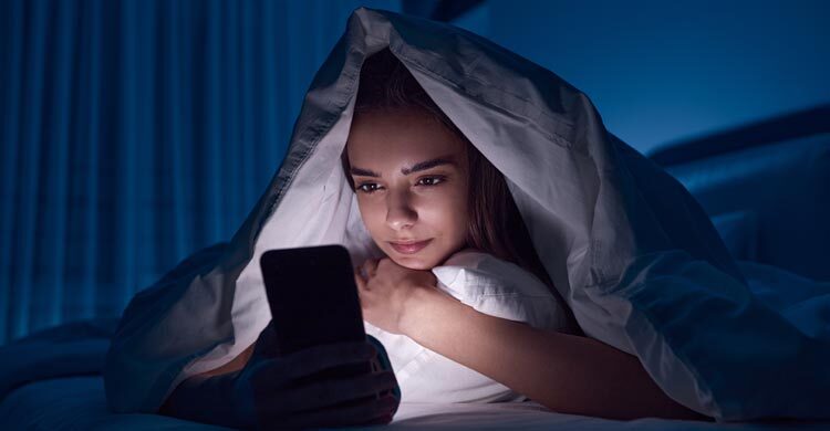 ঘুমের আগে রিলস দেখার অভ্যাসে বাড়ছে উচ্চ রক্তচাপের ঝুঁকি