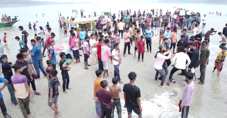 মধুমতির চরে পর্যটকের ঢল, যেন মিনি কক্সবাজার