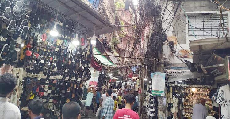 অগ্নিঝুঁকিতে রিয়াজউদ্দিন বাজার, নজর নেই কর্তৃপক্ষের