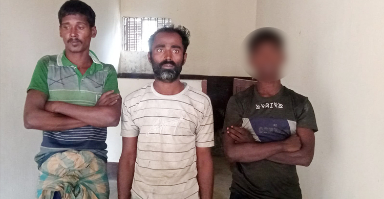 সমুদ্রে দুই জেলেকে মারধর, ৯৯৯-এ ফোন পেয়ে তিনজনকে আটক