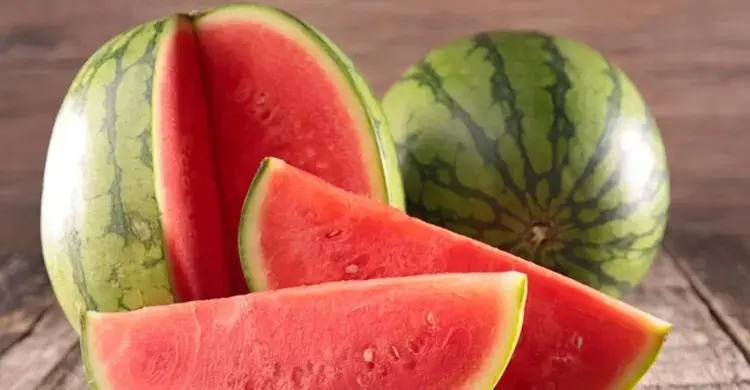 রাতে তরমুজ খাওয়া কী বিপজ্জনক?