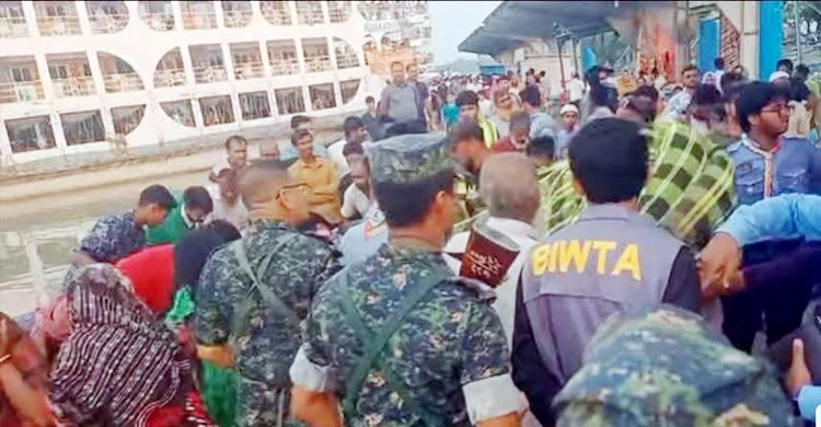 পটুয়াখালীতে ৫ লঞ্চ থেকে শতাধিক তোশক জব্দ