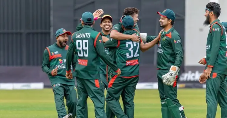 ধবলধোলাই এড়ানোর লড়াইয়ে দুই পরিবর্তন নিয়ে ফিল্ডিং করছে বাংলাদেশ