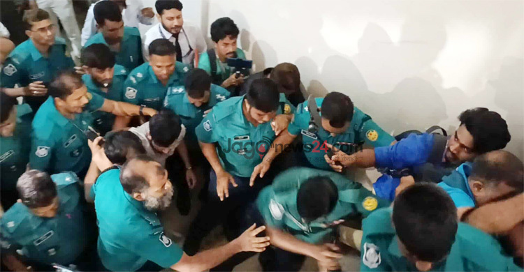 ভিড়ে জুতা হারিয়ে খালি পায়ে হাজতে ফিরলেন তৌহিদ আফ্রিদি