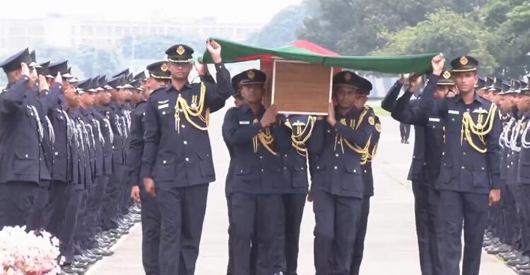 জানাজা শেষে বিমানে পাইলট তৌকিরের মরদেহ রাজশাহীর পথে