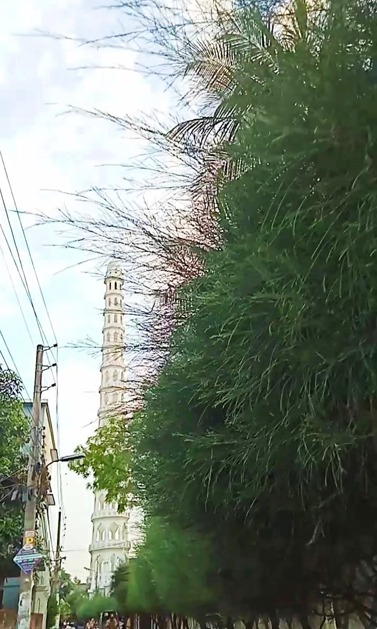 খুলনার দারুল উলুম মসজিদে একটি বিকেল