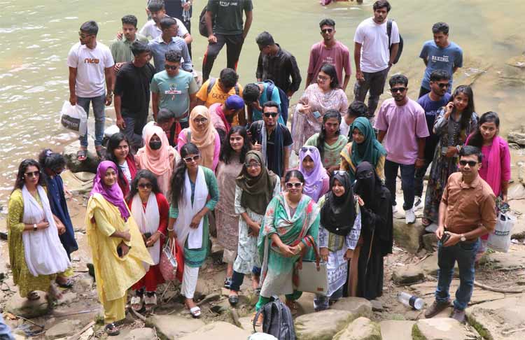 মোহনীয় আবেশ ছড়ালো মাধবকুণ্ড জলপ্রপাত