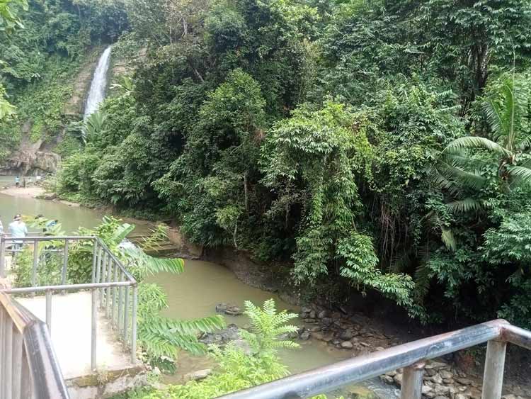 মোহনীয় আবেশ ছড়ালো মাধবকুণ্ড জলপ্রপাত