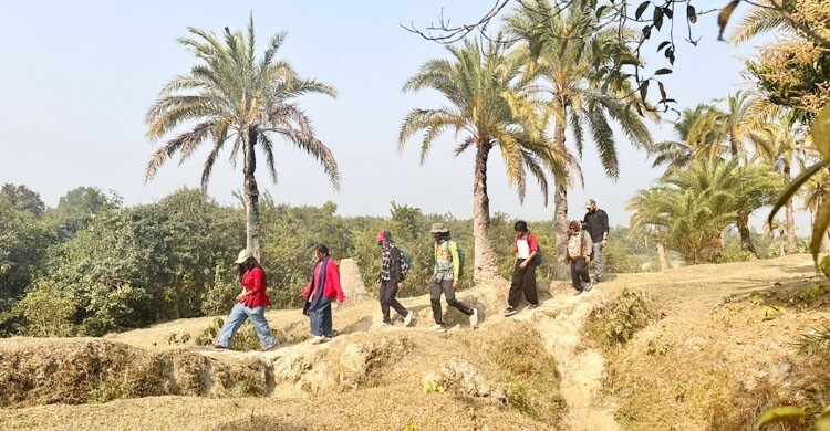 ত্রিশ কিলোমিটারের রোমাঞ্চকর পদযাত্রা