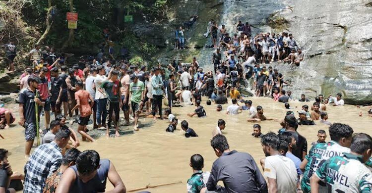 পর্যটকদের পদচারণায় মুখরিত খৈয়াছড়া ঝরনা