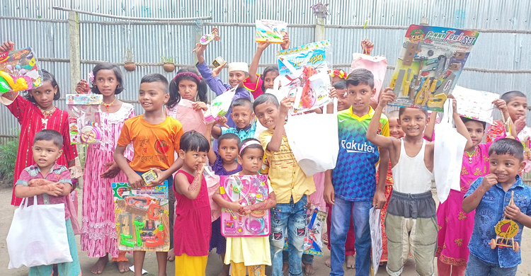 ঈদ আনন্দে খেলনা উপহার পেলো ৩০০ শিশু
