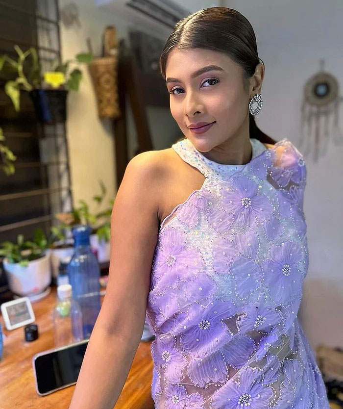 স্লিভলেস ব্লাউজে তারকাদের স্টাইলের ঝলক