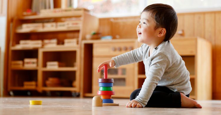 আদর করে শিশুকে বেশি খেলনা দিয়ে ক্ষতি করছেন না তো