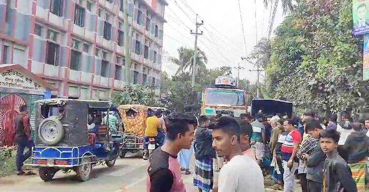 মুন্সিগঞ্জে ট্রাকের ধাক্কায় প্রাণ গেলো কলেজ ছাত্রীর