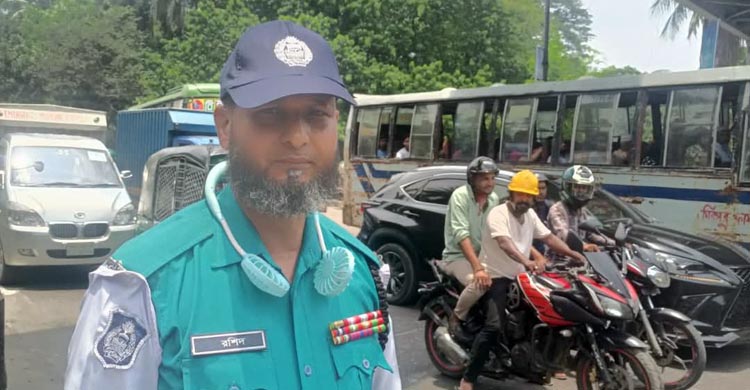 গরমে স্বস্তির জন্য নেকব্যান্ড ফ্যান পেলো ট্রাফিক পুলিশ