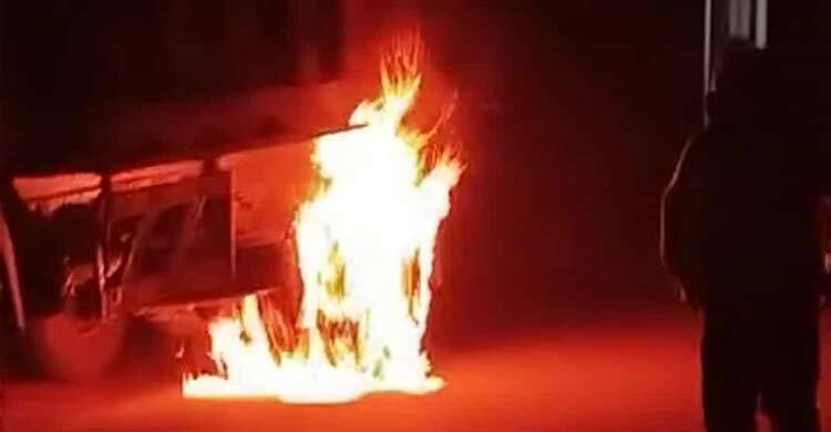 ট্রাকে ঘুমাচ্ছিলেন চালক-হেলপার, ‘জয় বাংলা’ স্লোগান দিয়ে আগুন