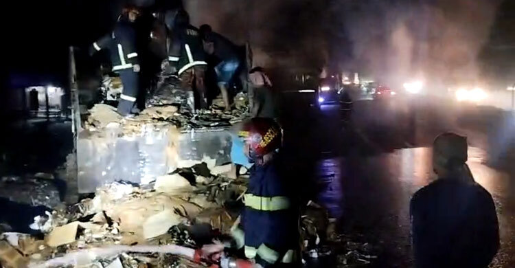 মুন্সিগঞ্জে মধ্যরাতে ট্রাকে আগুন