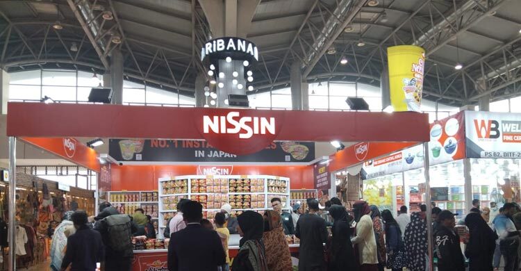 বাণিজ্য মেলায় ক্রেতা-দর্শনার্থীর ভিড়