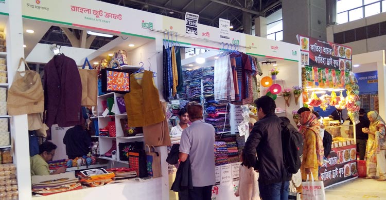 বাণিজ্য মেলায় নজর কাড়ছে এসএমই ফাউন্ডেশনের প্যাভিলিয়ন