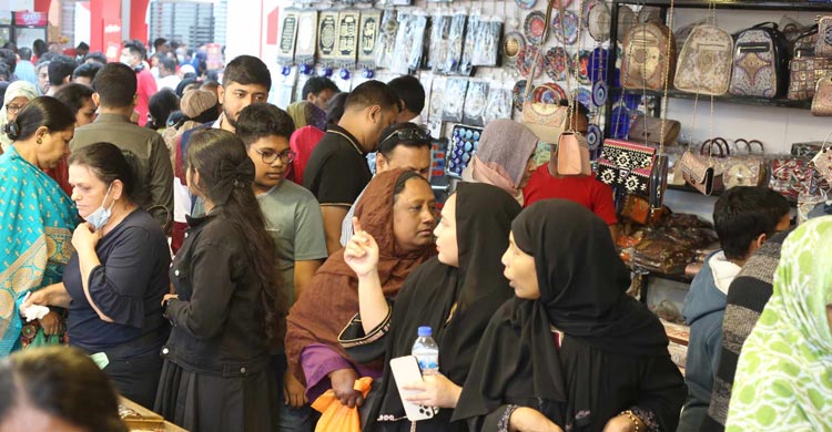 বাণিজ্যমেলায় নজর কাড়ছে নতুন উদ্যোক্তাদের হস্ত ও কুটির শিল্প