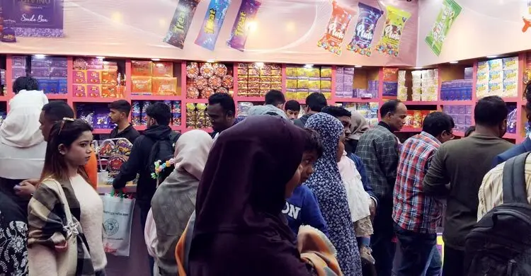 বাণিজ্য মেলায় বাড়ছে ভিড়, বিশেষ ছাড়ে কেনাকাটার ধুম