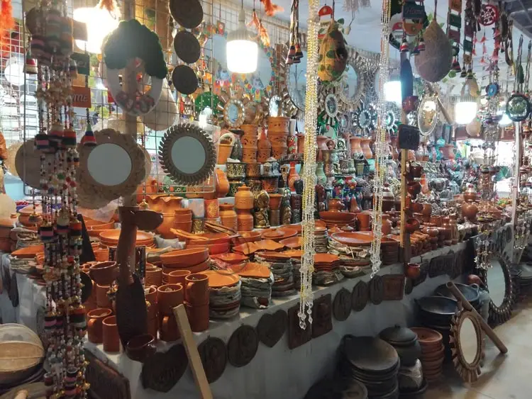 বাণিজ্য মেলায় ক্রেতাদের নজর কাড়ছে মাটির তৈরি তৈজসপত্র