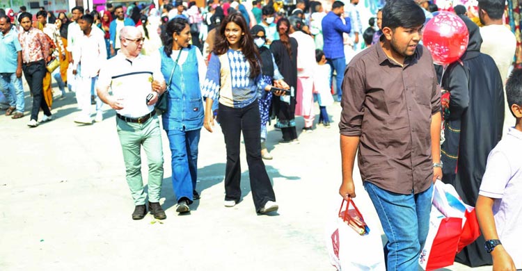বাণিজ্যমেলায় নজর কাড়ছে নতুন উদ্যোক্তাদের হস্ত ও কুটির শিল্প