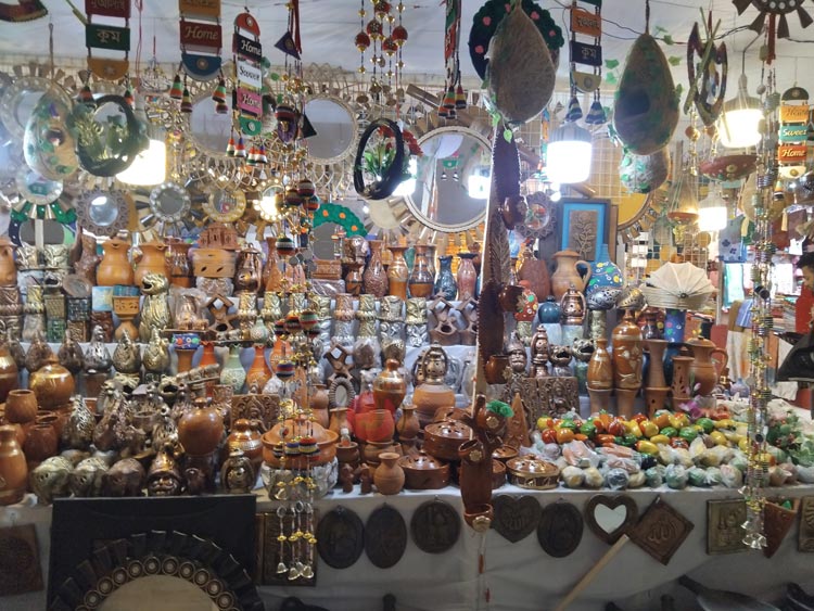 বাণিজ্য মেলায় ক্রেতাদের নজর কাড়ছে মাটির তৈরি তৈজসপত্র