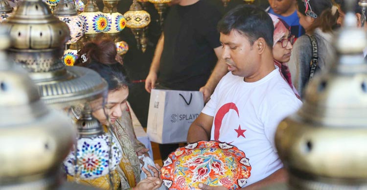 বাণিজ্যমেলায় নজর কাড়ছে নতুন উদ্যোক্তাদের হস্ত ও কুটির শিল্প