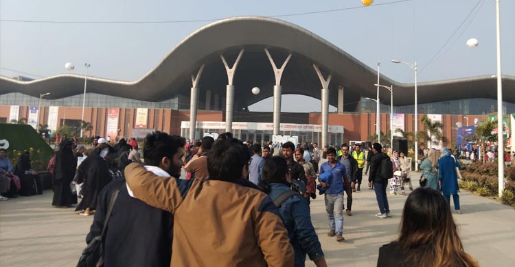 বাণিজ্য মেলায় ক্রেতা-দর্শনার্থীর ভিড়