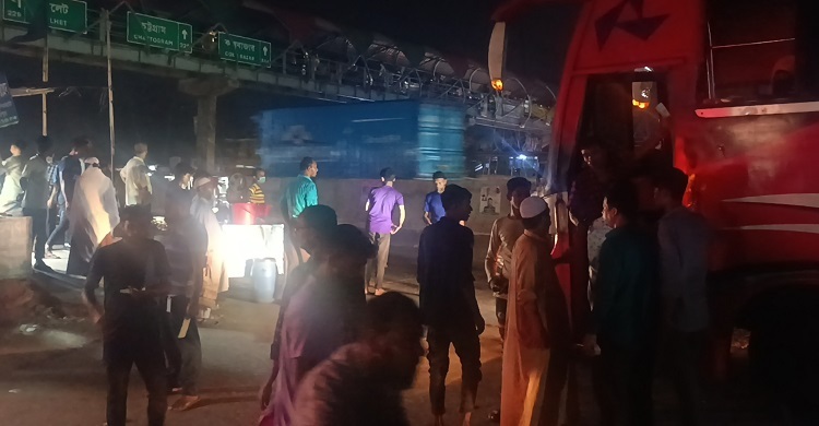 ঢাকা-চট্টগ্রাম মহাসড়কে বেড়েছে ঘরমুখো মানুষের চাপ