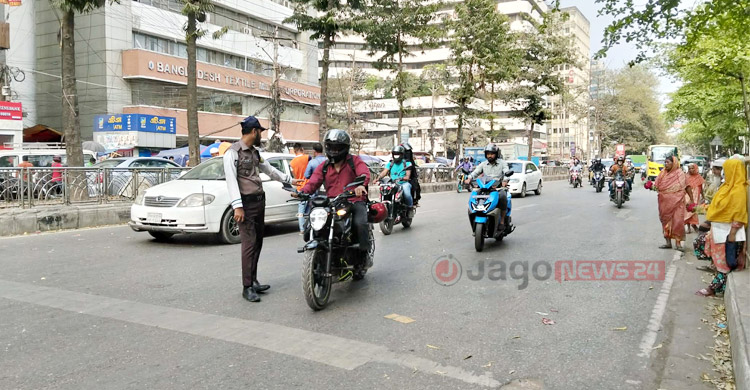 স্বয়ংক্রিয় সিগন্যাল থাকা সত্ত্বেও হাতের ইশারায় ট্রাফিক নিয়ন্ত্রণ