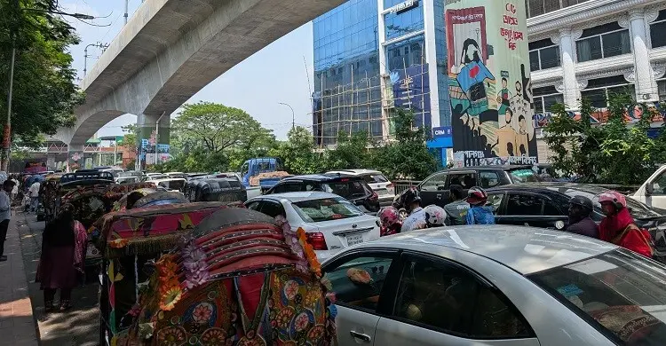 ছুটির দিনেও যানজট বিজয় সরণিতে, জিয়া উদ্যানে দর্শনার্থীদের ভিড়